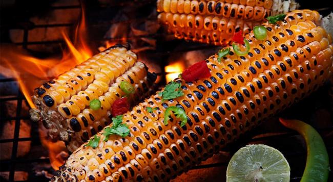 Приготовление кукурузы на гриле с острым маслом Кукуруза с острым маслом