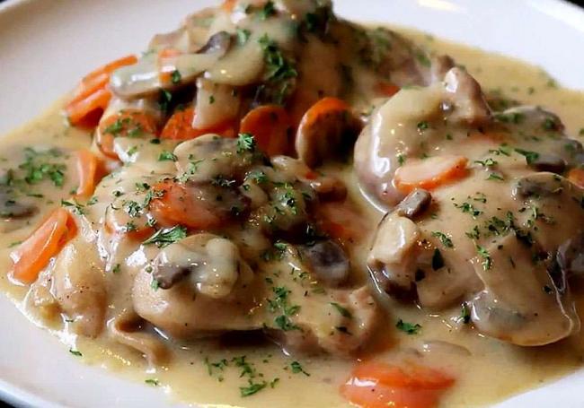 Курица с грибами и овощами в сметане - Рецепт как приготовить курицу с грибами и овощами в сметане | Пошаговые рецепты в видео на Recipe.ua.