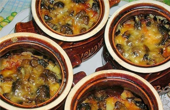 Шампиньоны с курицей в сметане
