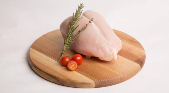 Свежая куриная грудка Куриная грудка на доске