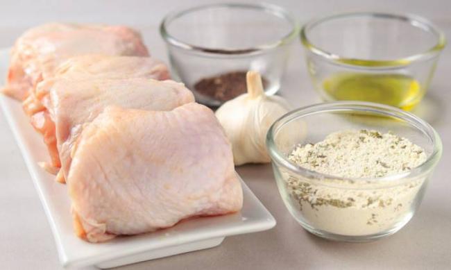 Ингредиенты для приготовления колбасы из куриных бёдер в фольге Куриные бёдра, специи, чеснок