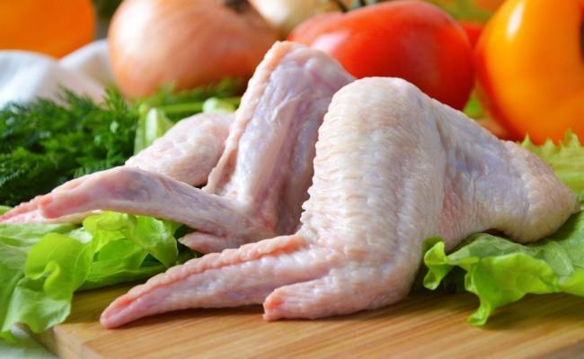 Свежие куриные крылышки  Куриные крылья на доске