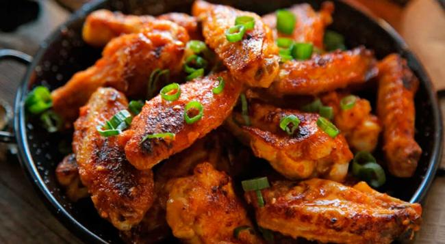 Готовые куриные крылышки на сковороде-гриль Куриные крылышки на сковороде-гриль