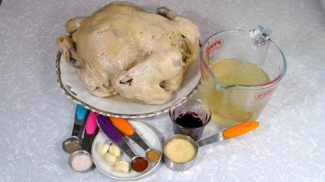 Ингредиенты для приготовления куриной колбасы без кишок Курица, бульон, специи, желатин, свекольный сок