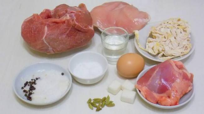 Ингредиенты для приготовления халяльной колбасы из курицы и говядины Курица, говядина, яйцо, специи