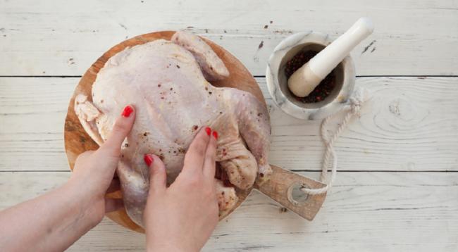 Натирание курицы специями Курица и специи