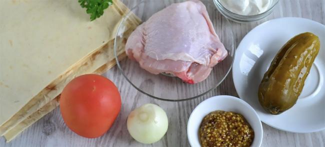 Ингредиенты для приготовления турецкой шаурмы Курица, маринованный огурец, помидор, лаваш