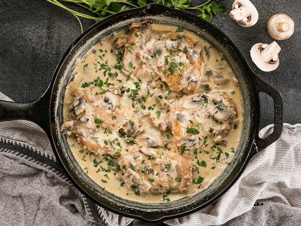 Курица с грибами в сметане в сковороде, духовке, мультиварке