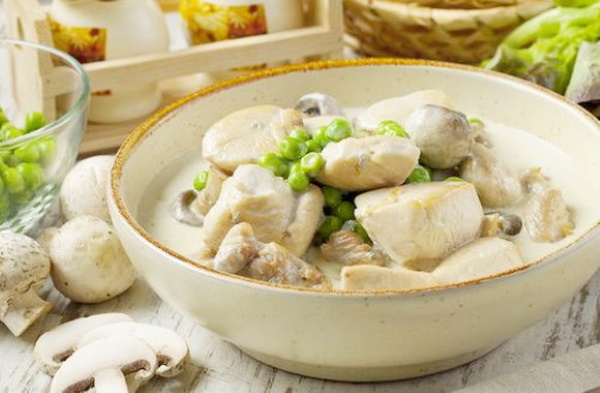 Курица с грибами в сливочном соусе на сковороде, в духовке, в мультиварке