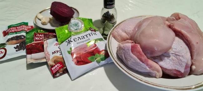Ингредиенты для приготовления халяльной колбасы из курицы Курица, свёкла, желатин и специи