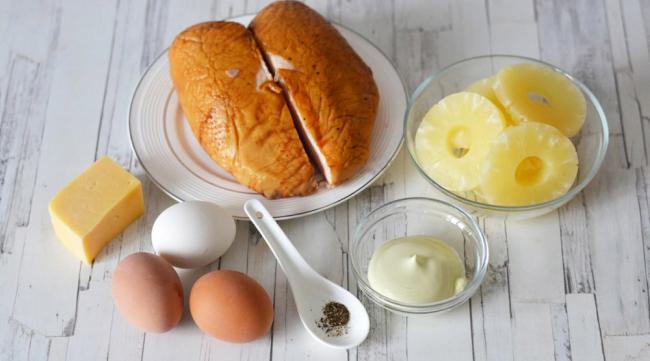 Ингредиенты для приготовления классического салата Курица, сыр, ананасы, майонез и яйца