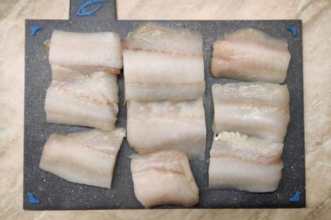 Нарезание трески для приготовления на мангале Куски трески для мангала