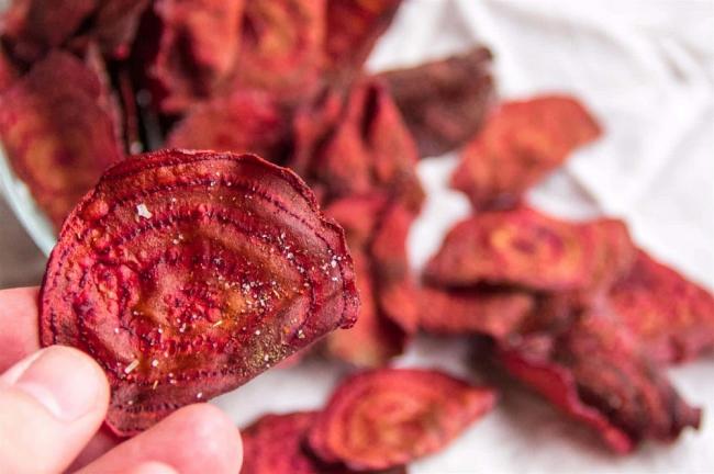 Цукат из свеклы Кусочек сушеной свеклы в руке