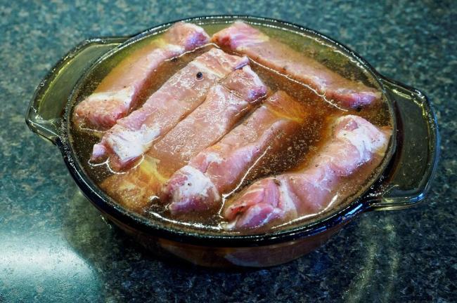 Засолка мяса в соленном растворе Кусочки мяса в рассоле