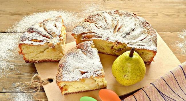 Готовый пирог с сушеной грушей Кусочки пирога с грушей