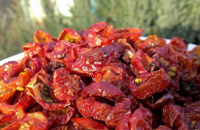 Сушеные помидоры Кусочки сушеных томатов