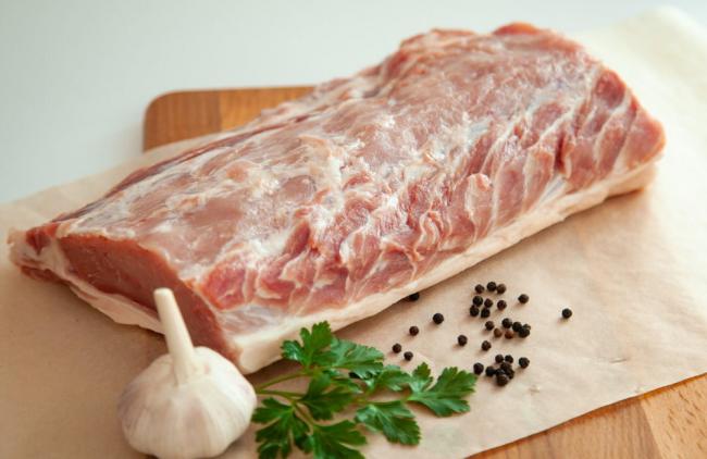 На листе пергамента свежий кусок свинины