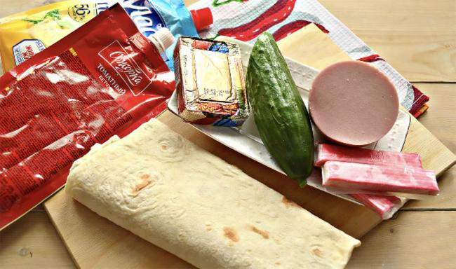 Ингредиенты для приготовления шаурмы с крабовыми палочками и колбасой Лаваш, крабовые палочки, сыр, колбаса, огурец