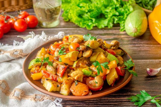 Летнее овощное рагу из кабачков с грибами и перцем рецепт с фото