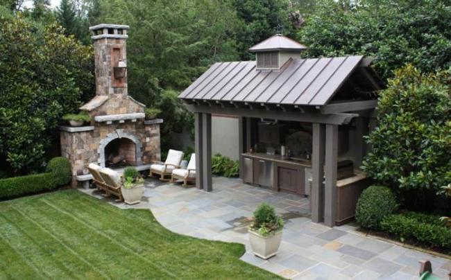 Летняя кухня с мангалом в тени деревьев Летняя кухня и деревья