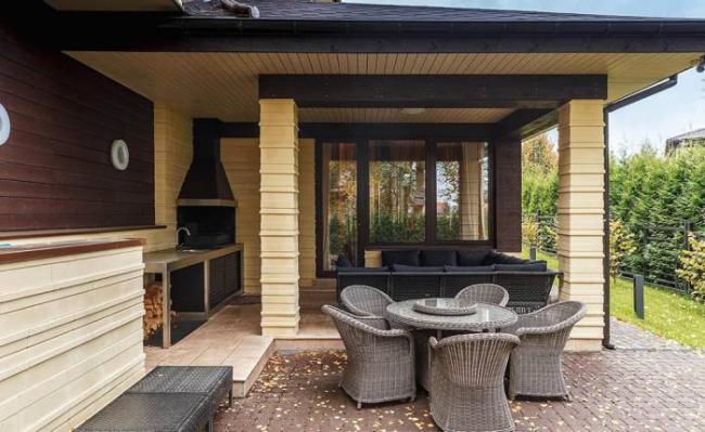 Пристроенная к дому летняя кухня с мангалом Летняя кухня у дома