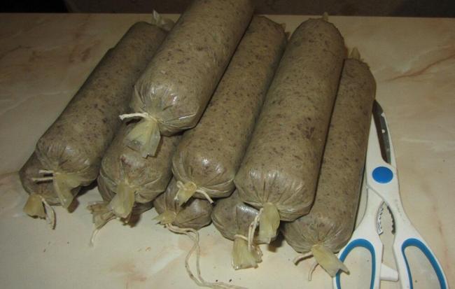 Утрамбованные ливером кишки Ливерные колбаски в кишках