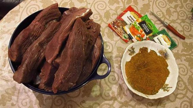 Ингредиенты для приготовления бастурмы из лосятины с чесноком Лосятина, хмели-сунели, специи