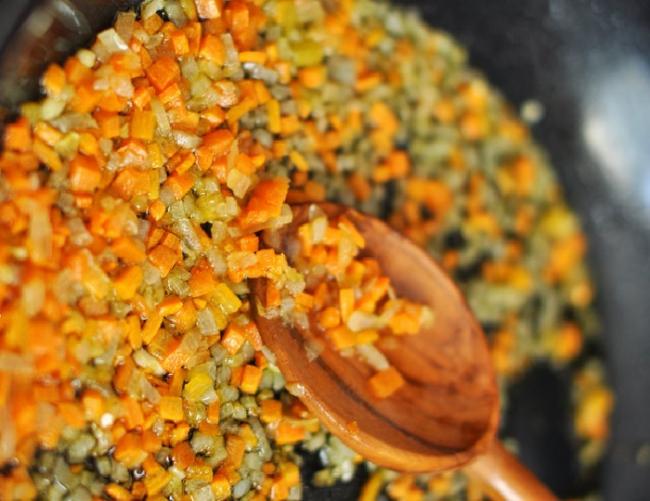 Приготовление зажарки из лука и моркови  Лук с морковью в масле