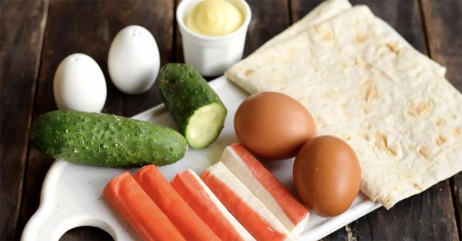 Ингредиенты для приготовления шаурмы с крабовыми палочками Лаваш, крабовые палочки, яйца, огурцы