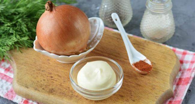 Лук и майонез для приготовления маринада Майонез и лук для нутрии