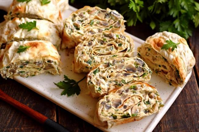 Рулет из лаваша с грибами и курицей