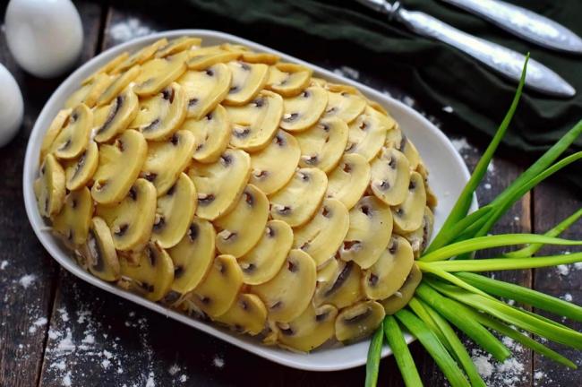 Салат с ананасом и грибами