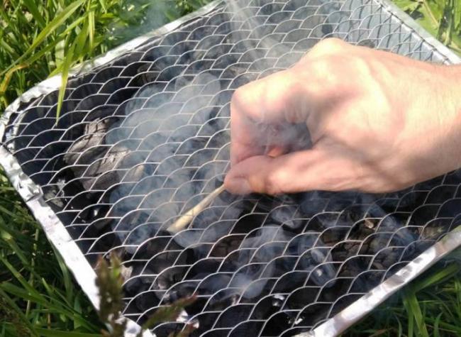 Розжиг углей в одноразовом мангале Мангал и спичка