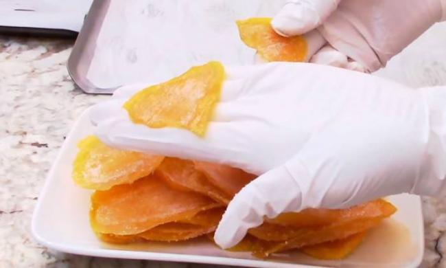 Проверка готовности вяленого манго Манго и готовность