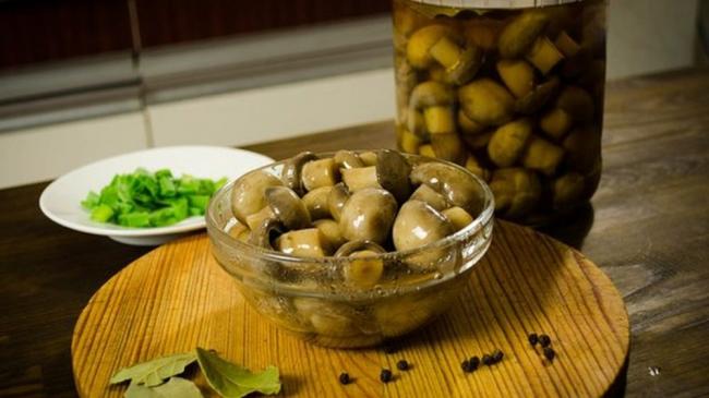 Маринованные шампиньоны для салата «Пальчики оближешь» Маринованные шампиньоны для салата с сухариками