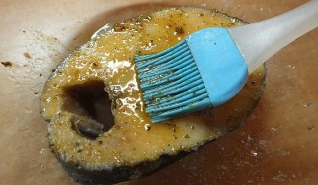 Нанесение маринада на стейк из масляной рыбы Масляная рыба в маринаде