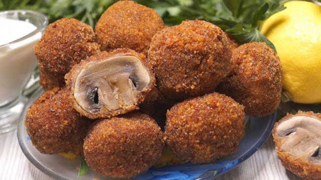 Грибы в тесте: с чесночным соусом, кунжутом и панировочными сухарями, рецепты с фото