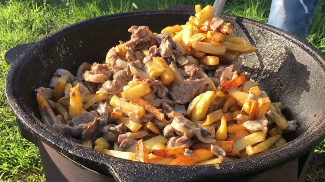 Скоблянка | Жареная картошка в казане с мясом и грибами. - YouTube
