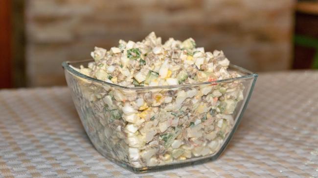 Салат с жареными грибами и крабовыми палочками, необычный, но очень вкусный - YouTube