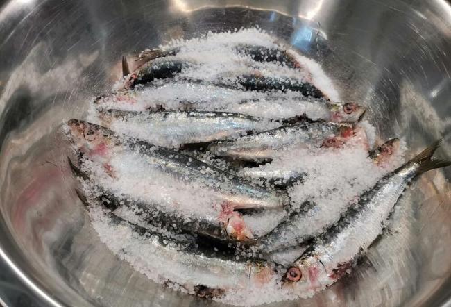 Сухая засолка корюшки Мелкие рыбы в крупной соли