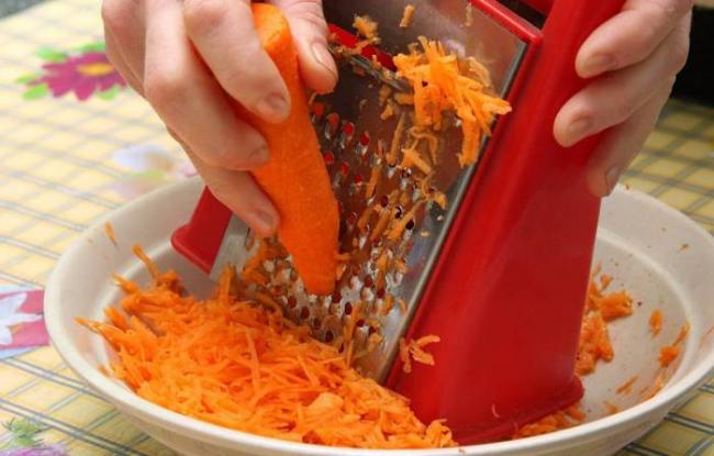 Измельчение моркови при помощи тёрки Морковь для аэрогриля