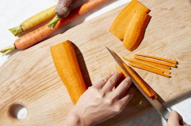 Нарезание моркови для вяления под солнцем Морковь для улицы