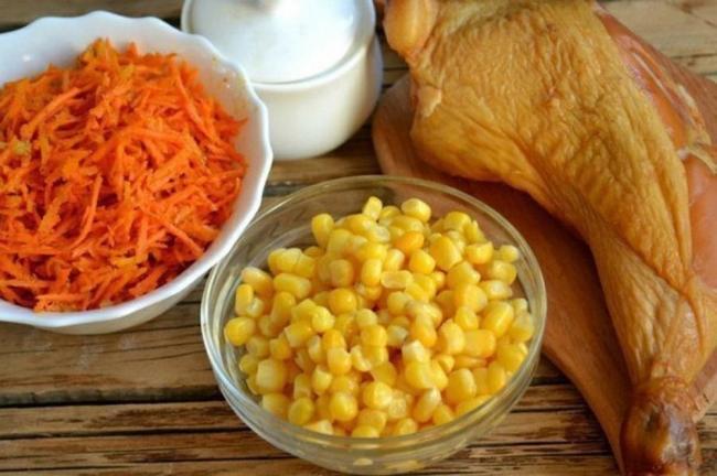 Ингредиенты для салата с кукурузой  Морковь, кукуруза и курица