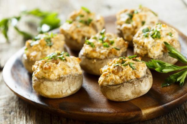 Грибы, фаршированные мясной начинкой: фото.