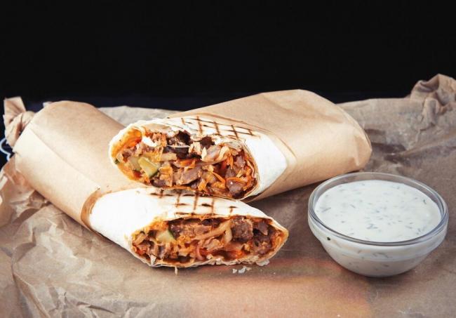 Две половинки шаурмы с соусом Мясная шаурма с соусом