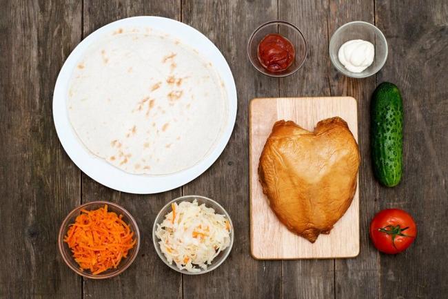 Продукты на столе для шавермы Мясо и овощи для шаверы