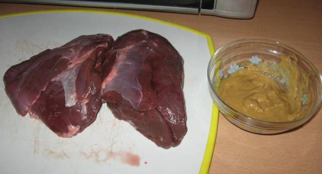 Филейное мясо косули для вяление Мясо косули на тарелке