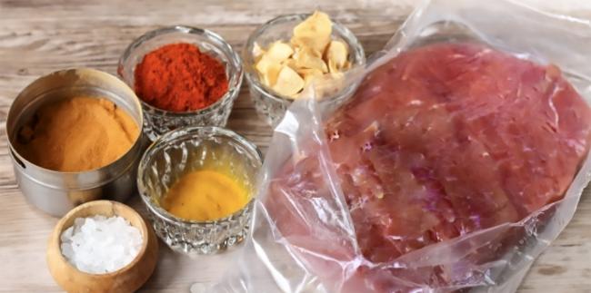 Ингредиенты для приготовления бастурмы из маринованной лосятины Мясо лося и специи