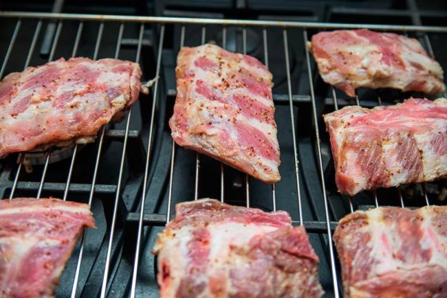 Свинина с маринадом на решётке гриля мясо с маринадом на решётке