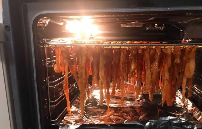 Джерки из свинины готовятся в духовке Мясо сушится в духовке на решетке вертикально